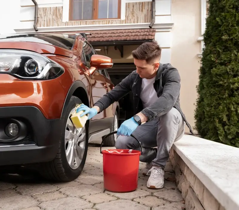 Lavage auto à domicile Saint-Rémy-des-Monts : professionnel intervenant sur un véhicule